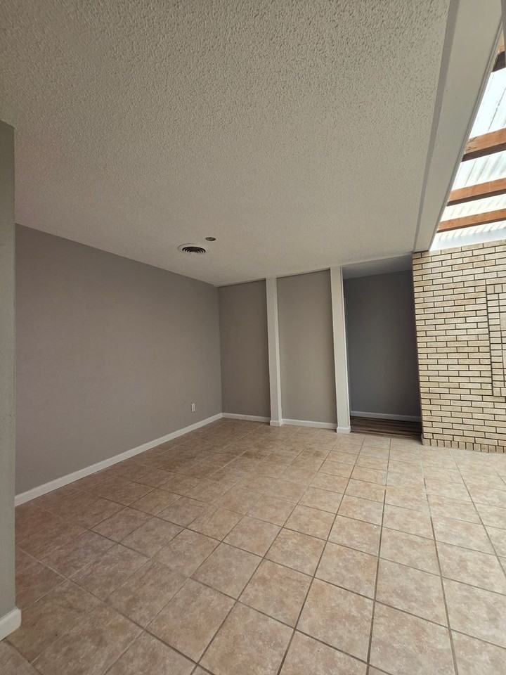 1640 Courtland Cir - Photo 4 of 17