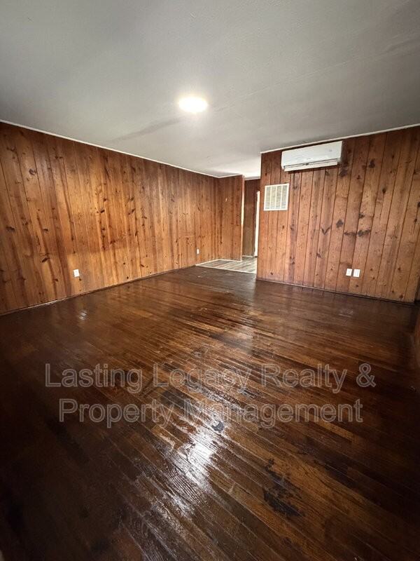 910 Marsh St - Photo 4 of 12