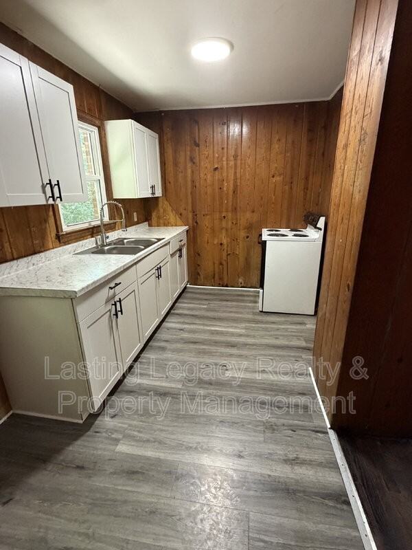 910 Marsh St - Photo 5 of 12