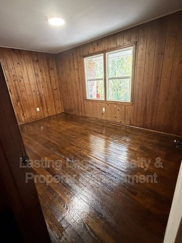 910 Marsh St - Photo 7 of 12