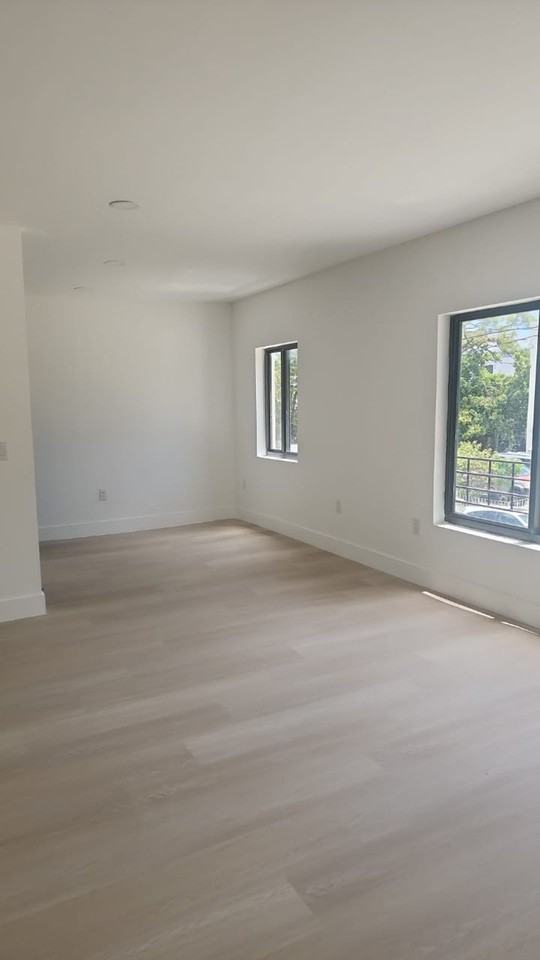 539 - Store - Photo 2 of 11
