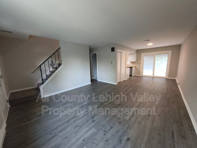 806 S Armour St - Photo 3 of 12