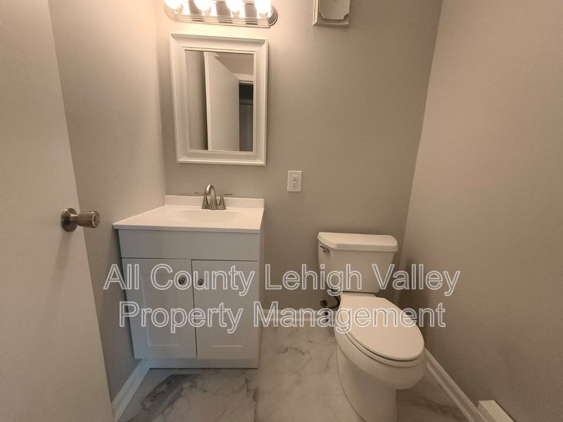 806 S Armour St - Photo 5 of 12