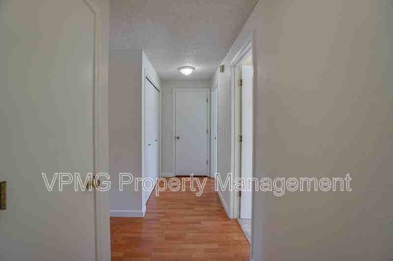 605 Se 121st Ave #4 - Photo 5 of 33