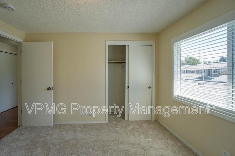 605 Se 121st Ave #4 - Photo 7 of 33