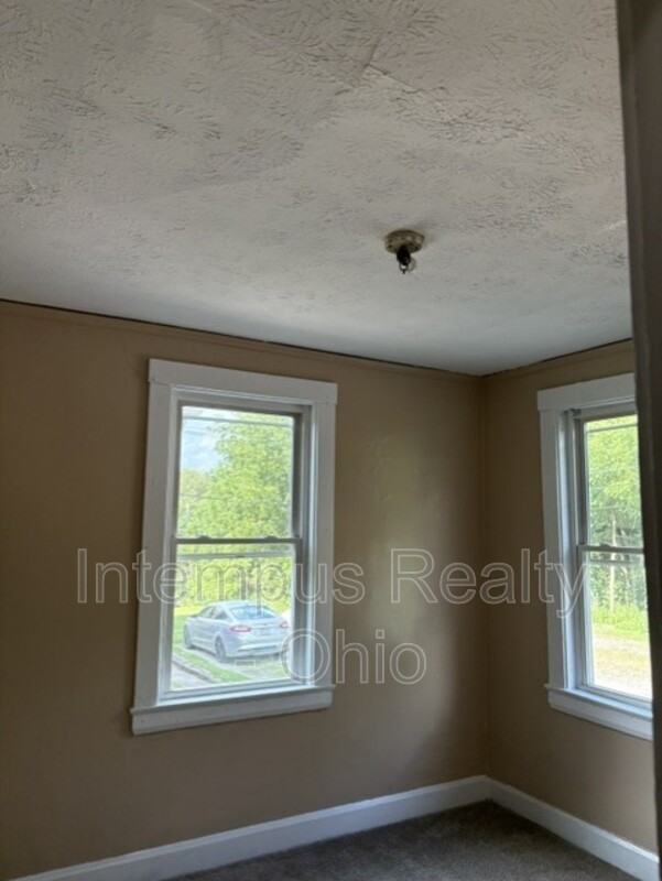 325 Hayes Ave - Photo 4 of 7