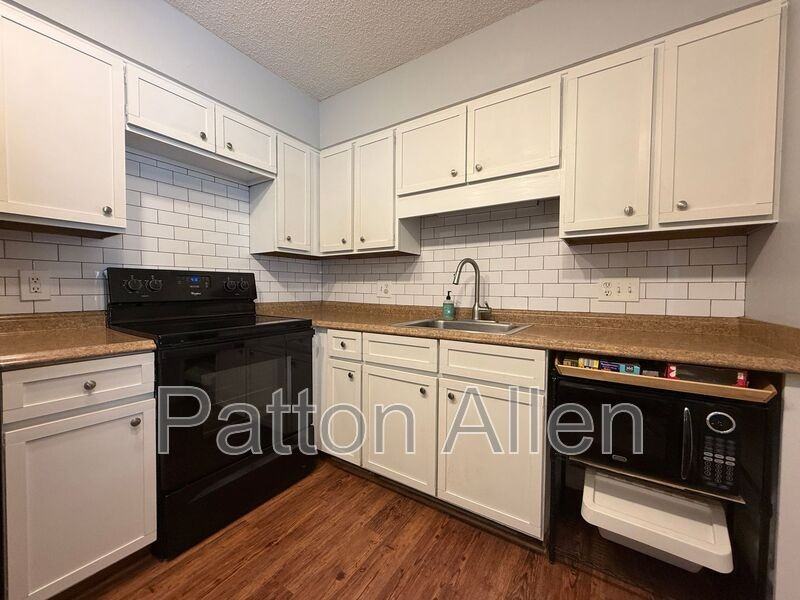 1304 Abbey Cir - Photo 5 of 26