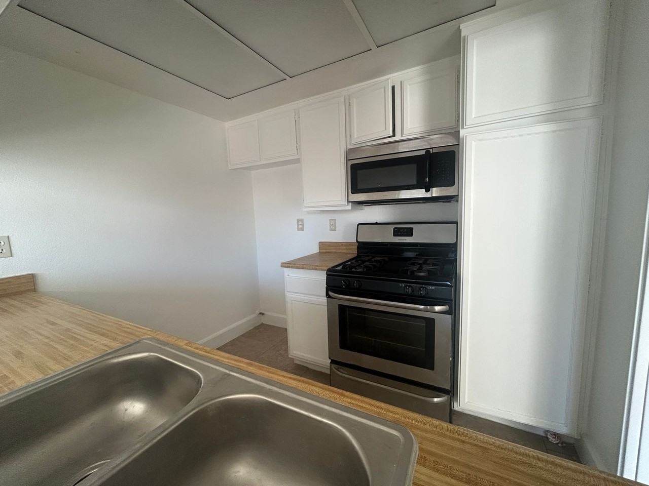 153 S Wilmington Ave #I - Photo 5 of 12