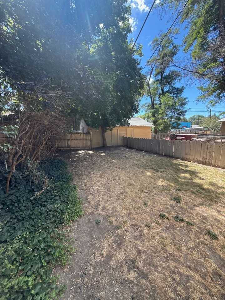 2130 Vine Ave - Photo 3 of 10