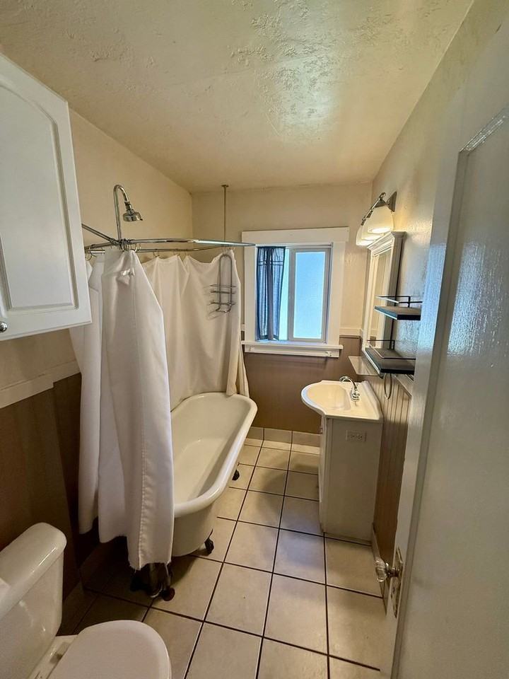 2130 Vine Ave - Photo 4 of 10
