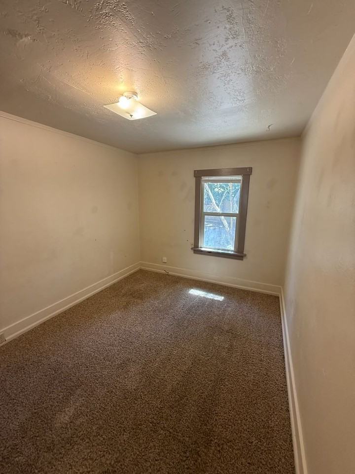 2130 Vine Ave - Photo 5 of 10