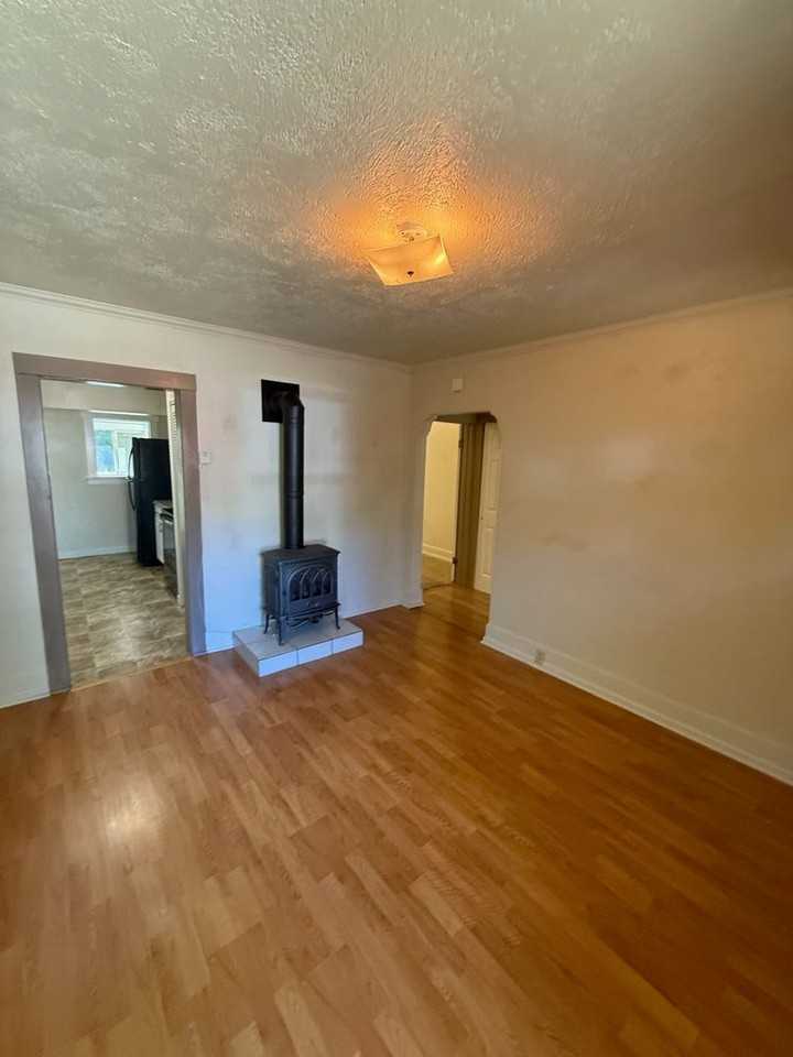 2130 Vine Ave - Photo 6 of 10