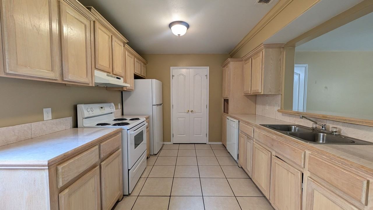 301 E New Hampshire St #4 - Photo 4 of 13
