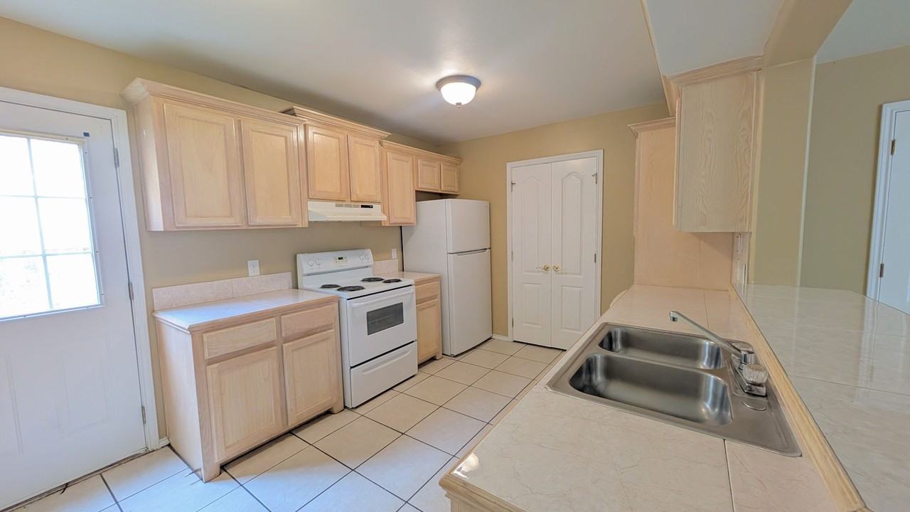 301 E New Hampshire St #4 - Photo 5 of 13