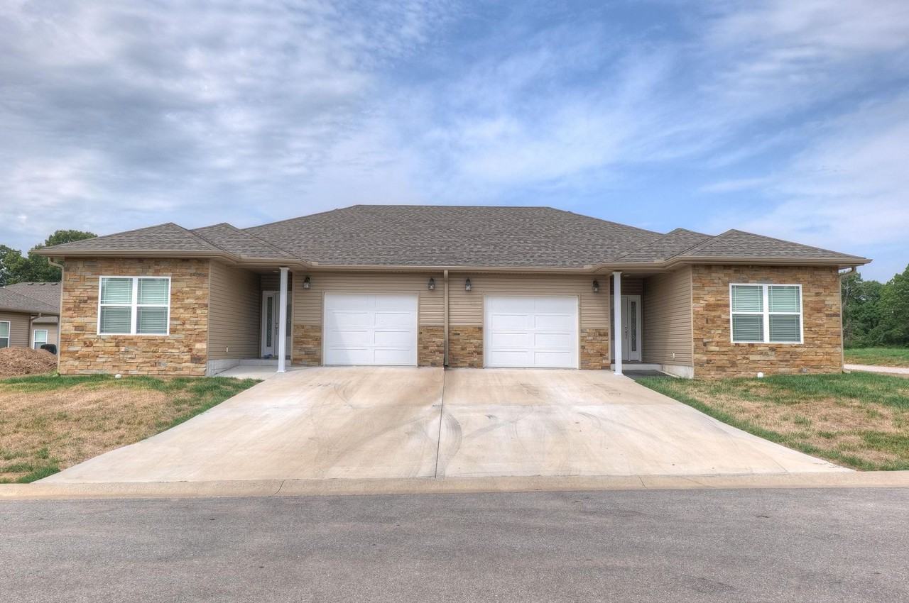 605 Applewood Ln - Photo 2 of 24