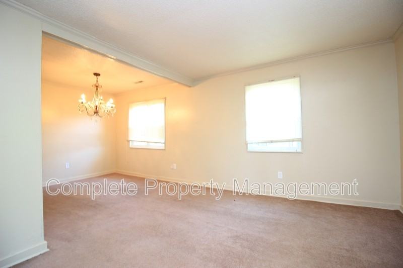 1240 Rayfield Dr - Photo 2 of 8