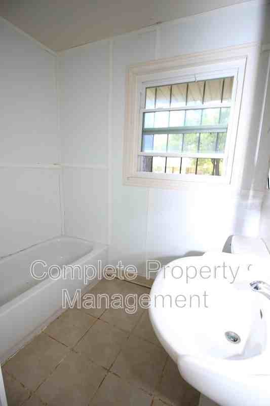 1240 Rayfield Dr - Photo 4 of 8