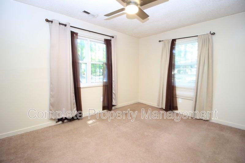 1240 Rayfield Dr - Photo 5 of 8