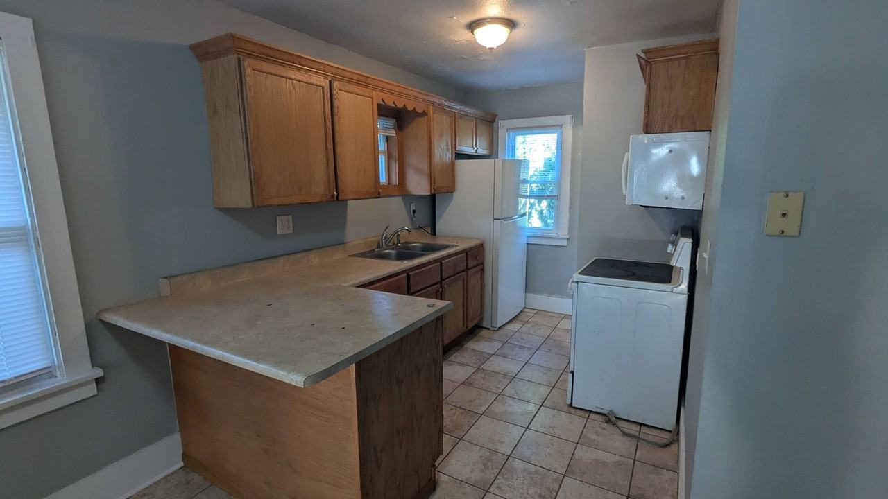 306 Sullivan Ave - Photo 3 of 9