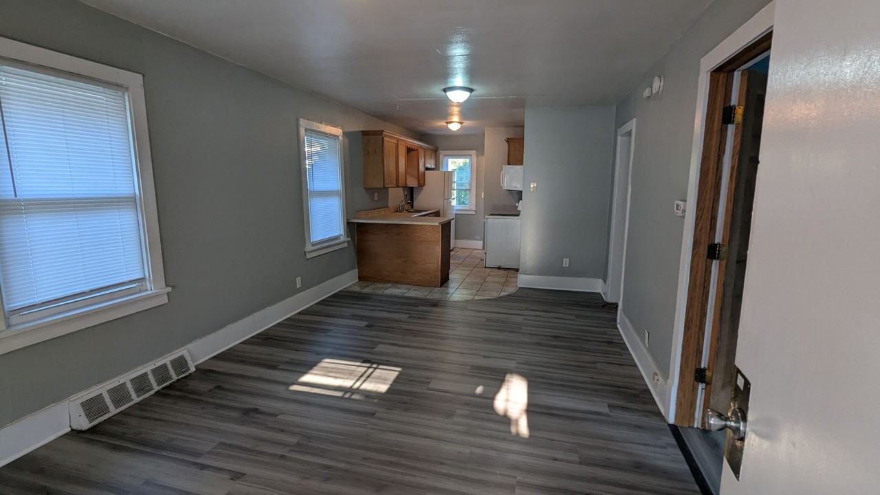 306 Sullivan Ave - Photo 4 of 9
