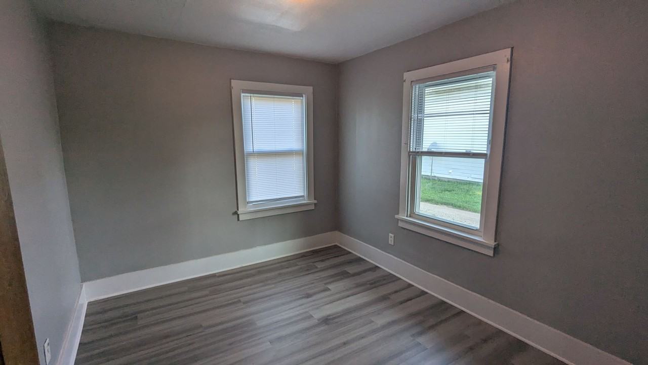 306 Sullivan Ave - Photo 5 of 9