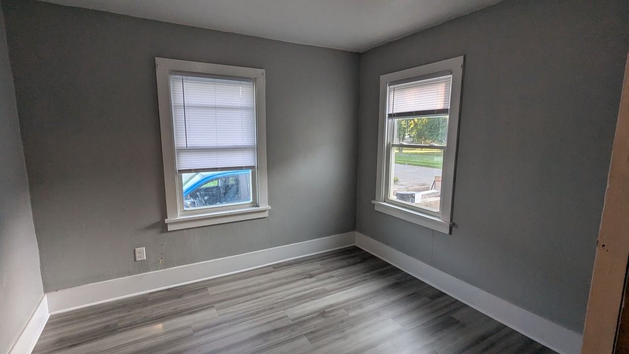 306 Sullivan Ave - Photo 7 of 9