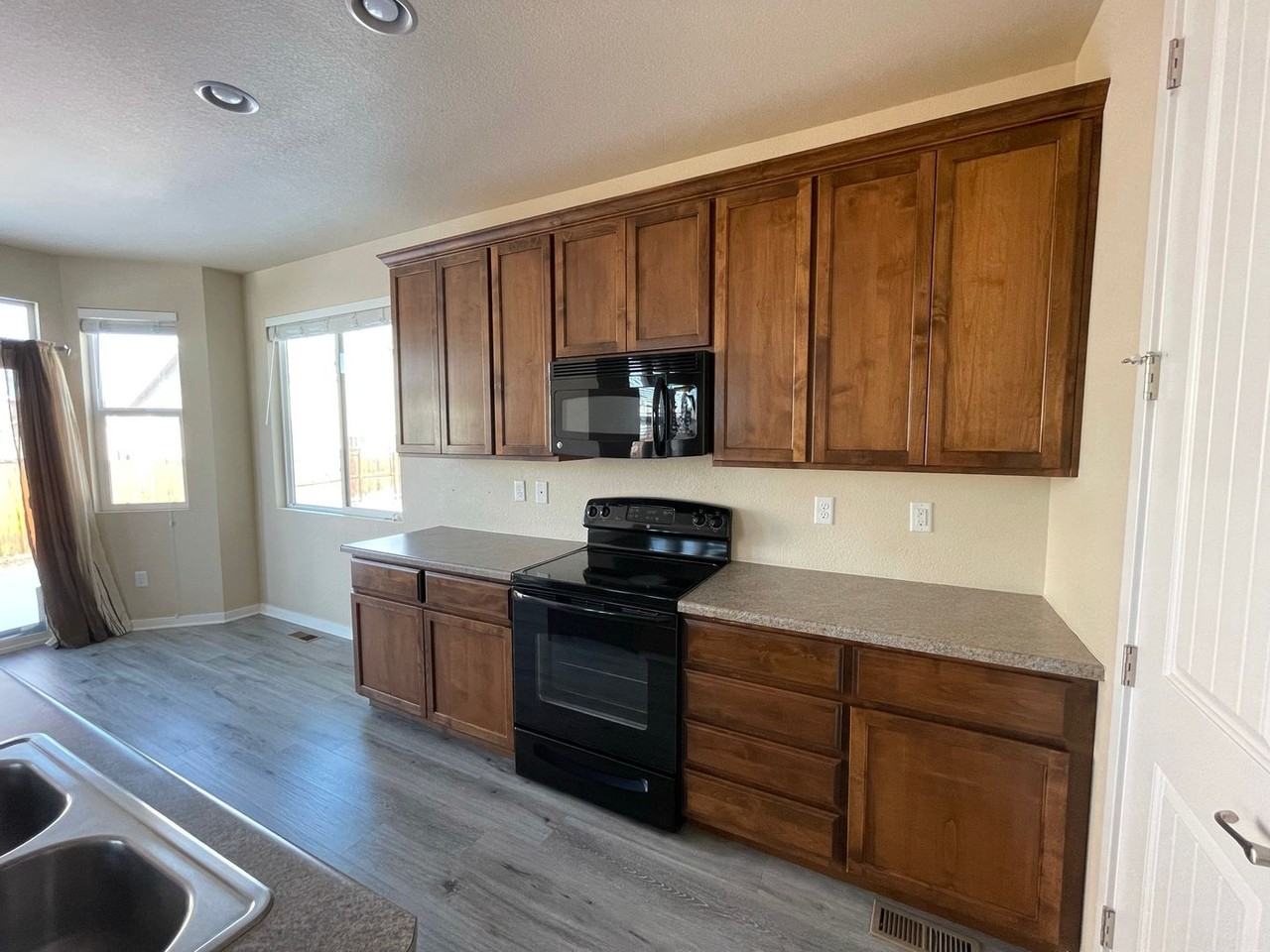 525 Andrew Dr - Photo 3 of 34