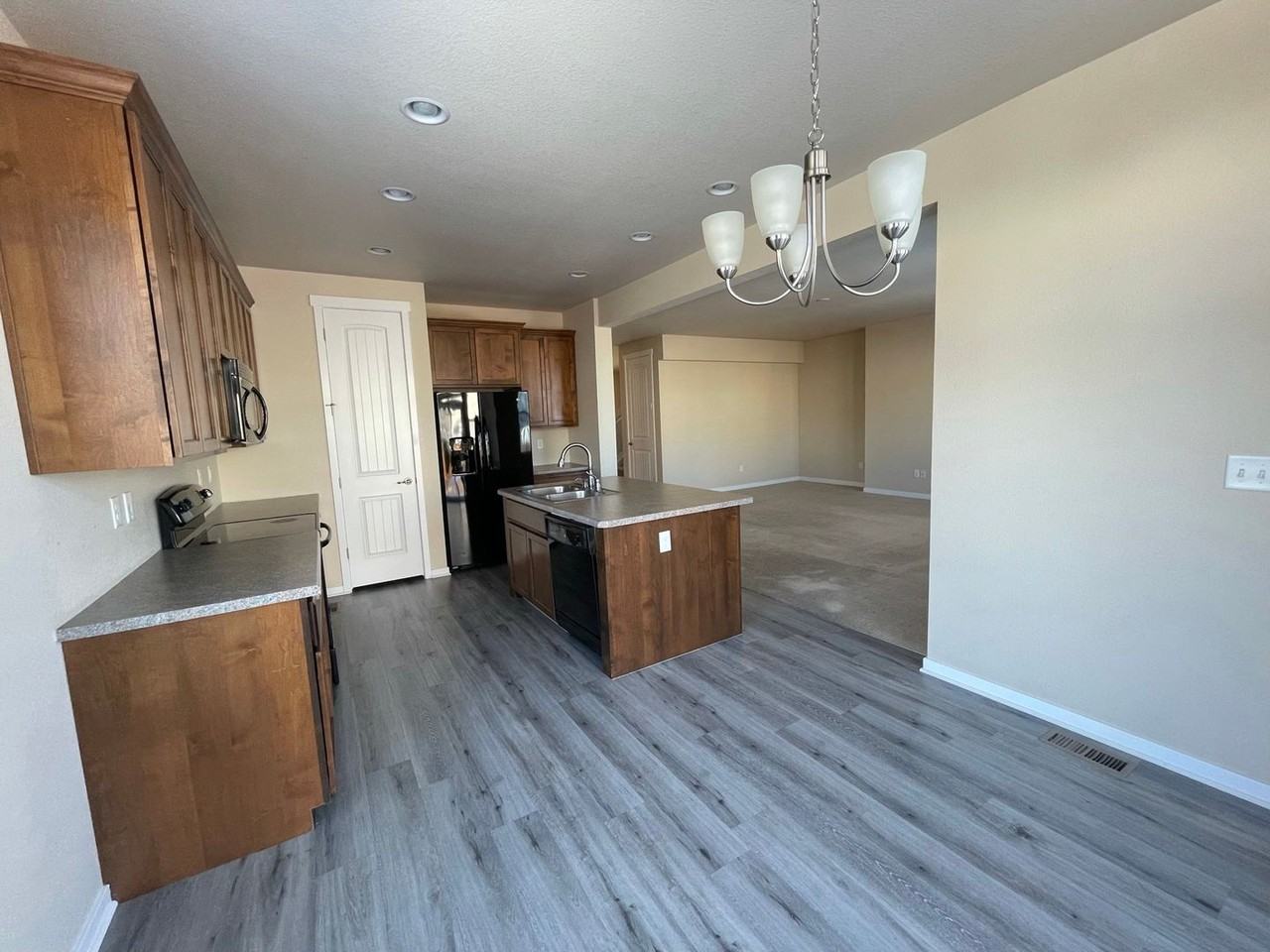 525 Andrew Dr - Photo 4 of 34