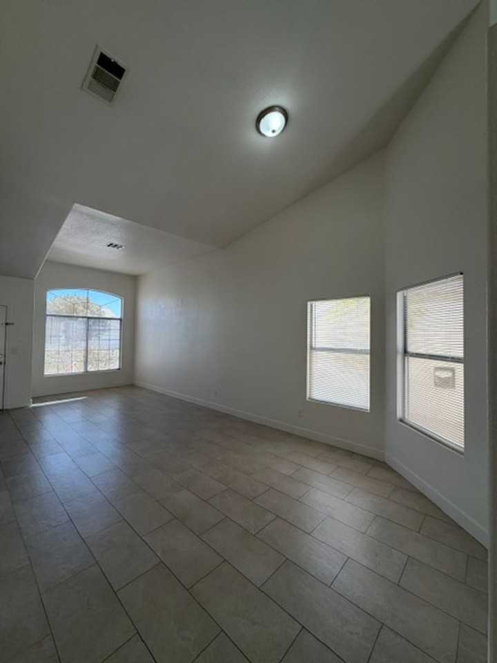 3433 Golden Sage Dr - Photo 4 of 34