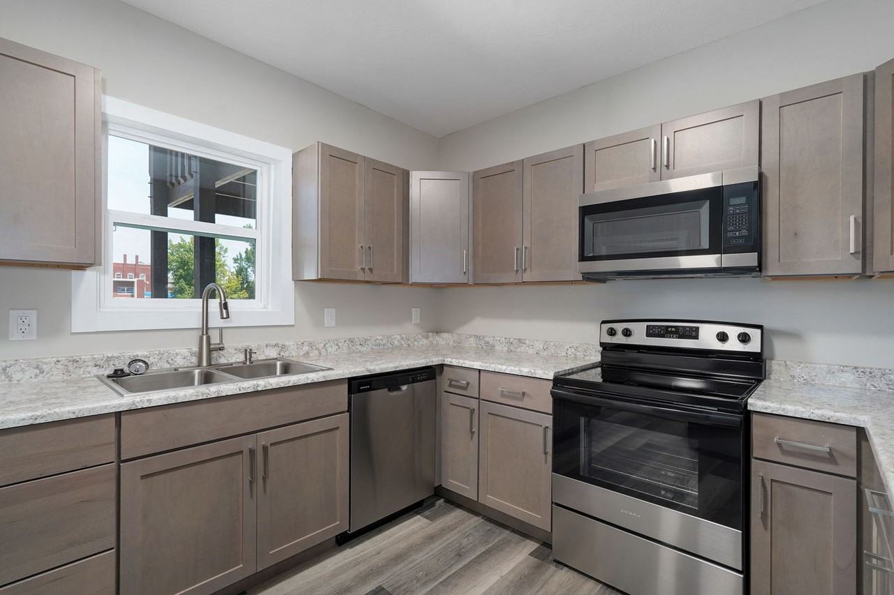 652 S Jefferson Ave #B - Photo 7 of 16