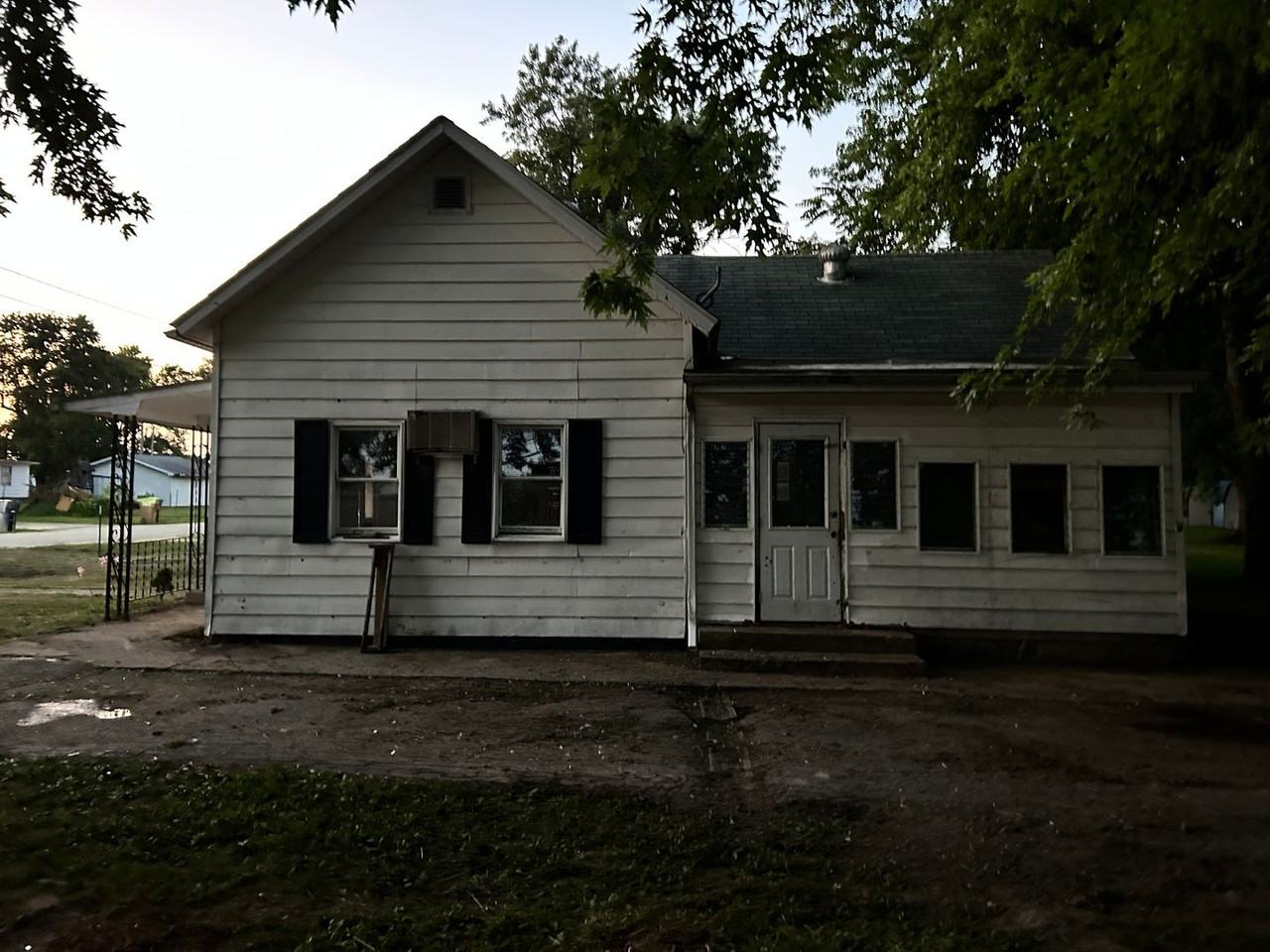 206 S 6th St - Photo 6 of 8