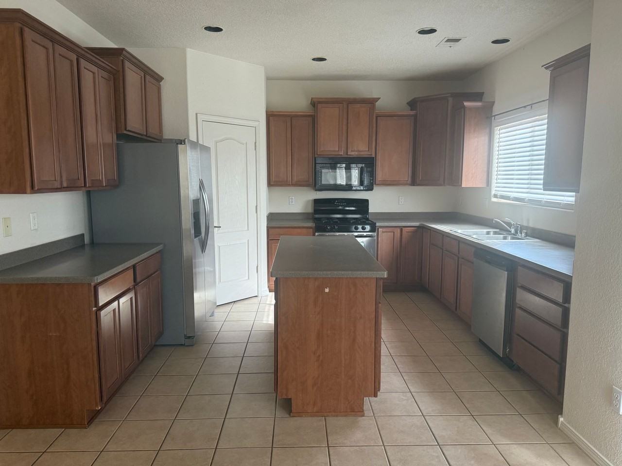 3601 Oasis Springs Rd Ne - Photo 3 of 23