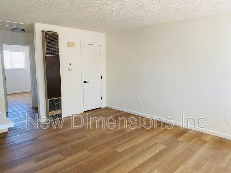 207 N Broadway St - Photo 3 of 7