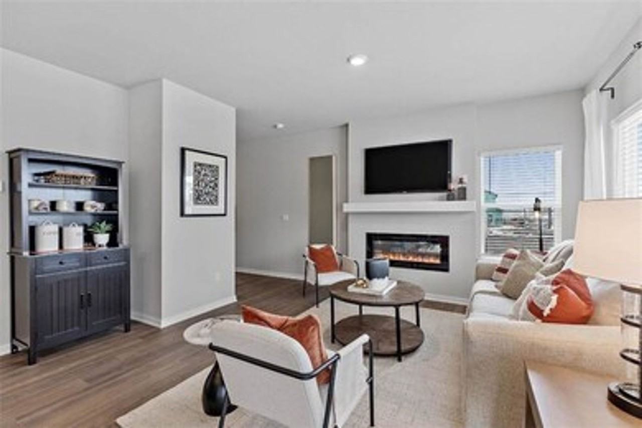 1047 Maywood Ln - Photo 4 of 27