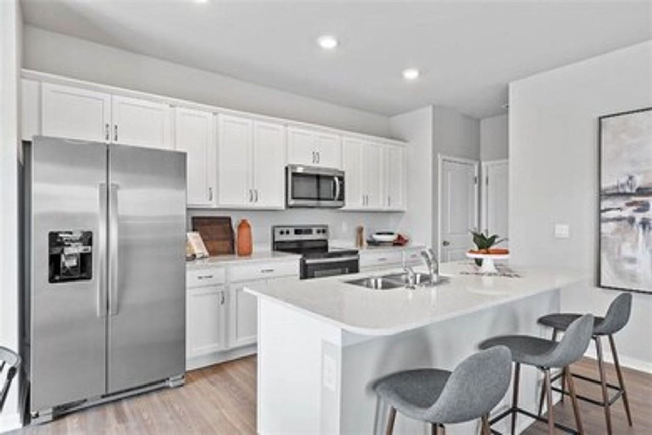 1047 Maywood Ln - Photo 5 of 27