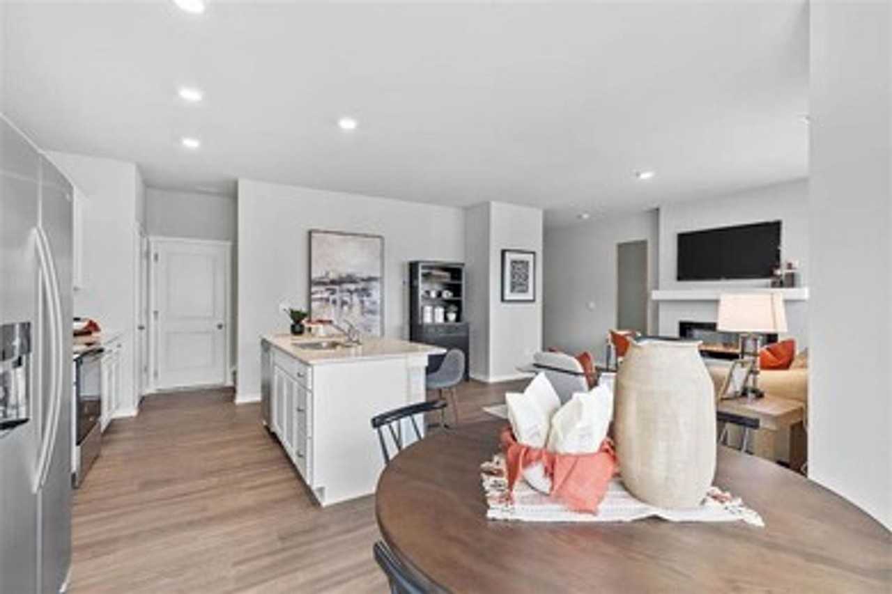1047 Maywood Ln - Photo 6 of 27