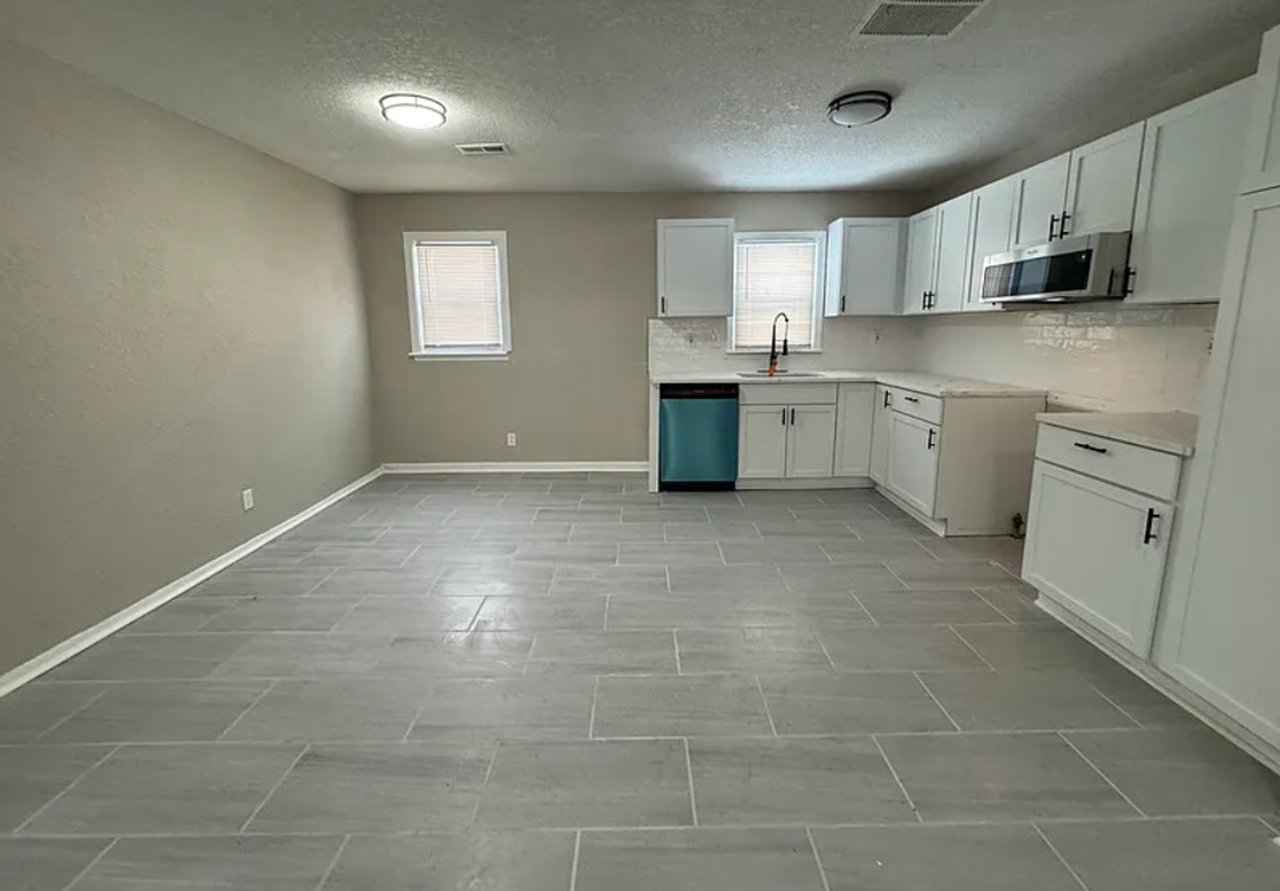 10620 Oakland Ave - Photo 2 of 10