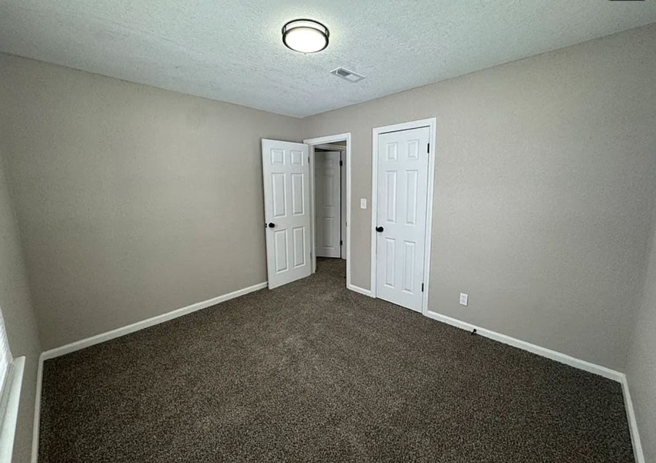10620 Oakland Ave - Photo 5 of 10