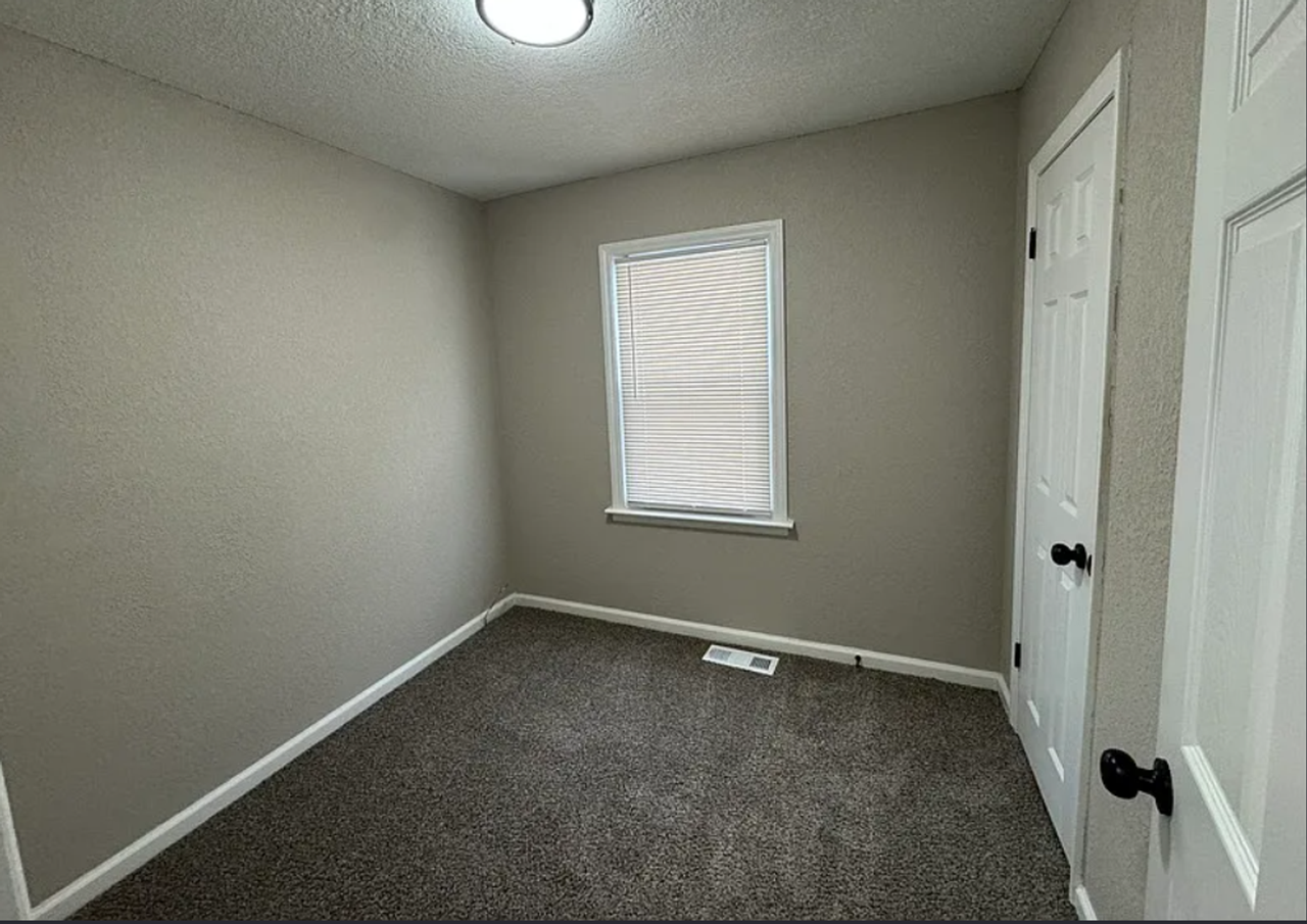 10620 Oakland Ave - Photo 7 of 10