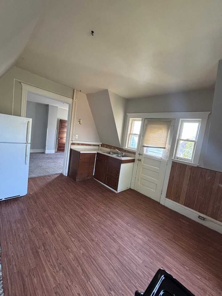 1423 Summit St - Photo 2 of 11