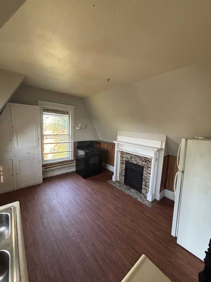 1423 Summit St - Photo 3 of 11