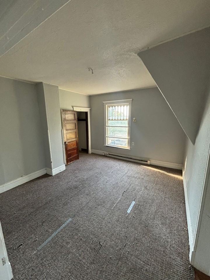 1423 Summit St - Photo 4 of 11