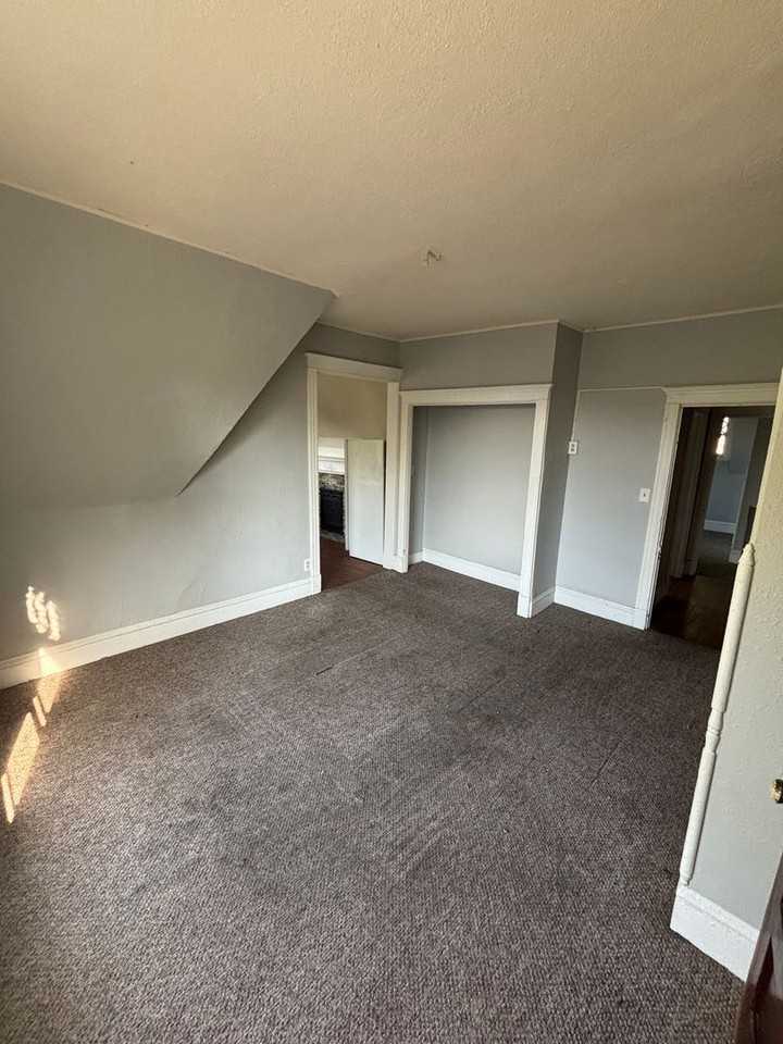 1423 Summit St - Photo 5 of 11
