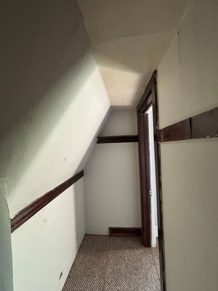 1423 Summit St - Photo 6 of 11