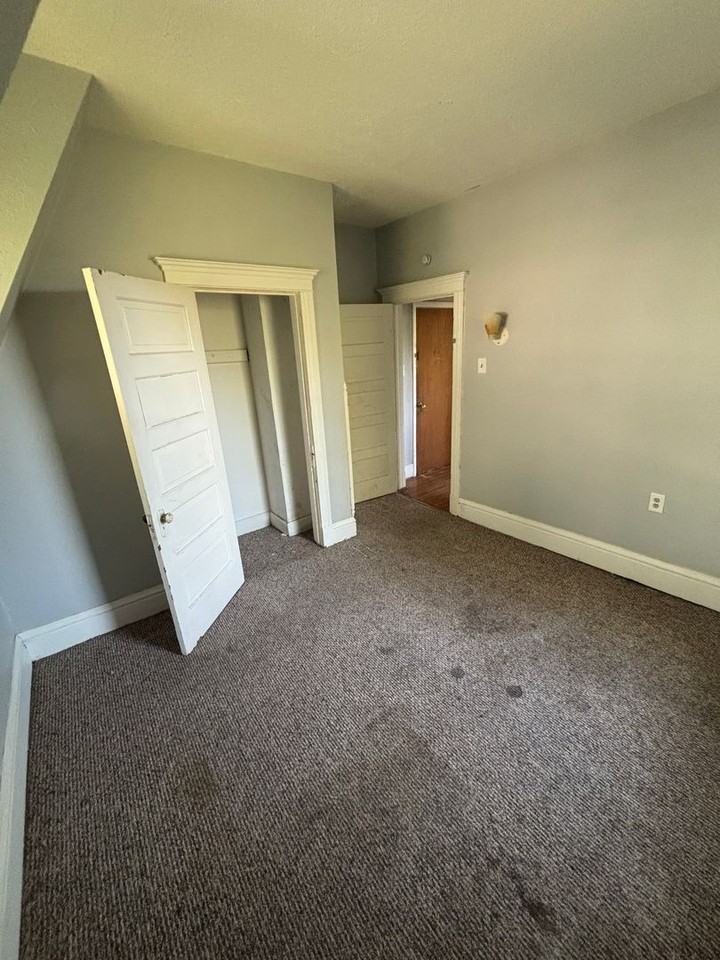 1423 Summit St - Photo 7 of 11