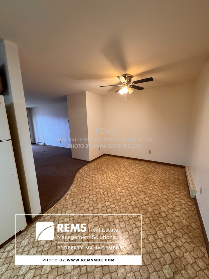1045 Oak St - Photo 2 of 5