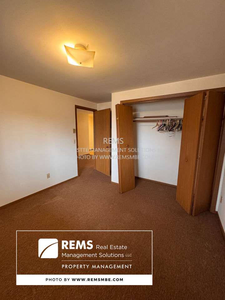 1045 Oak St - Photo 3 of 5