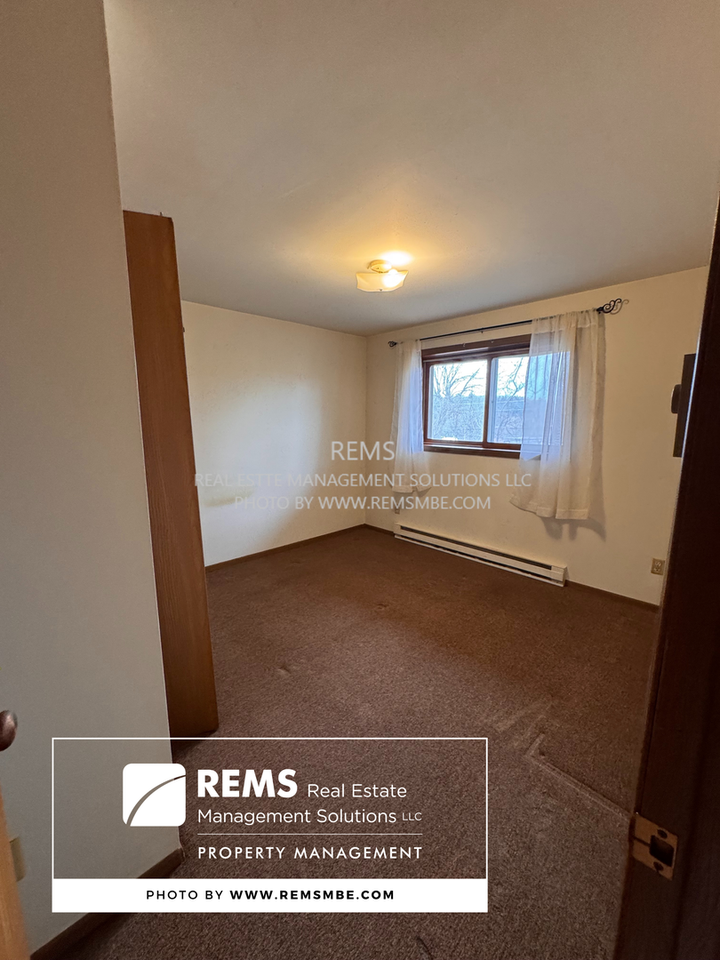 1045 Oak St - Photo 4 of 5