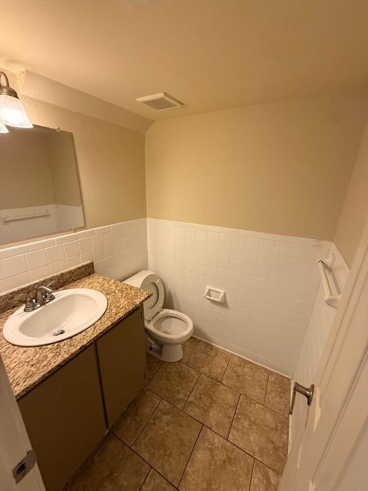 704 Park Ln - Photo 3 of 8