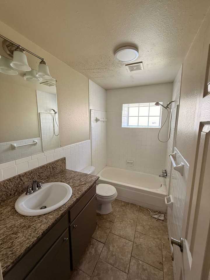704 Park Ln - Photo 4 of 8